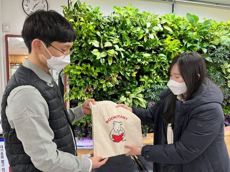 중랑구, 봉화산 배나무 어린이들에 분양...노원구, 모든 신생아에게 책꾸러미 선물