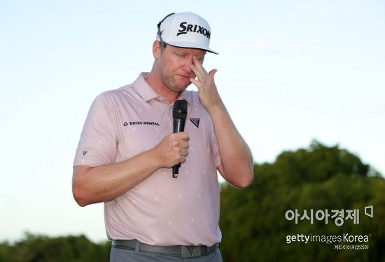 라이언 브렘이 푸에르토리코오픈에서 생애 첫 우승을 차지한 뒤 인터뷰 도중 눈물을 흘리고 있다. 리오그란데(푸에르토리코)=Getty images/멀티비츠