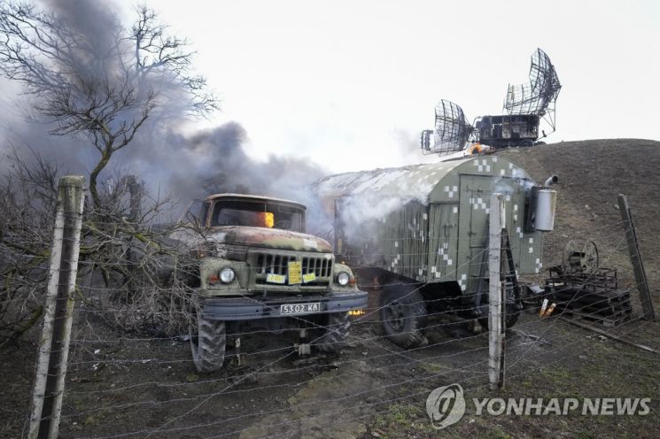 우크라이나 남부 마리우폴의 외곽에 있는 우크라이나군 시설과 장비가 러시아군의 공격을 받아 파괴되면서 연기를 내뿜고 있다. / 사진=연합뉴스