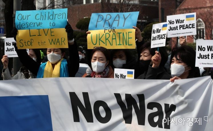 한국여성변호사회 관계자들이 7일 서울 중구 주한 러시아대사관 인근에서 우크라이나 침공 러시아 규탄 기자회견을 하고 있다./김현민 기자 kimhyun81@