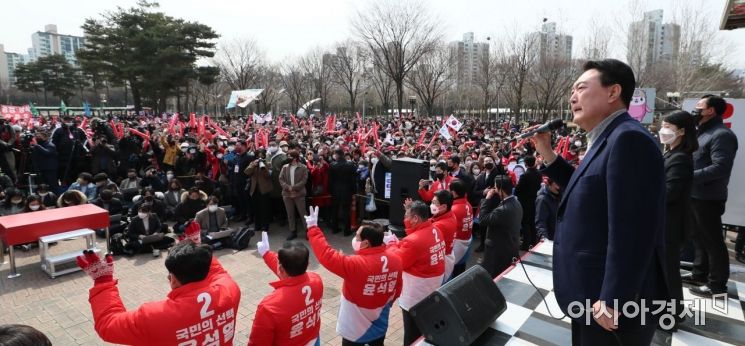 윤석열 국민의힘 대선후보가 7일 경기도 안양시 평촌중앙공원에서 열린 경기 안양 유세에서 지지를 호소하는 연설을 하고 있다./안양=윤동주 기자 doso7@