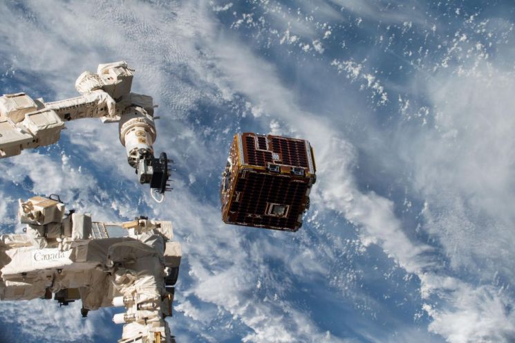 우주쓰레기 제거작업중인 미 항공우주국(NASA) 로봇팔. 사진 출처=NASA