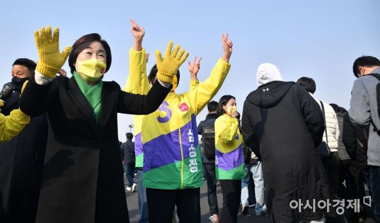 심상정 정의당 대선 후보가 7일 경기도 기아자동차 화성공장 앞에서 퇴근하는 노동자들에게 지지를 호소하고 있다./국회사진기자단