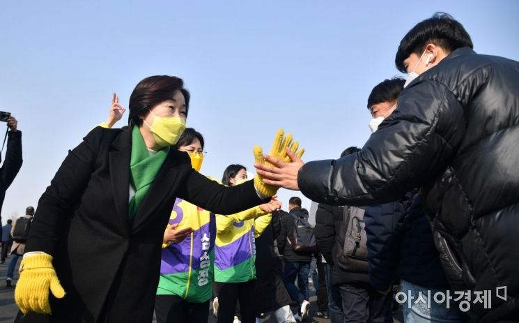 심상정 정의당 대선 후보가 7일 경기도 기아자동차 화성공장 앞에서 퇴근하는 노동자들에게 지지를 호소하고 있다./국회사진기자단