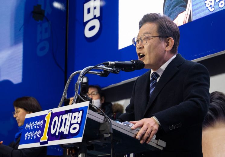 이재명 더불어민주당 대선 후보가 7일 오후 대전 서구 둔산 갤러리아 앞에서 열린 유세에서 유권자들에게 지지를 호소하고 있다. [이미지출처=연합뉴스]