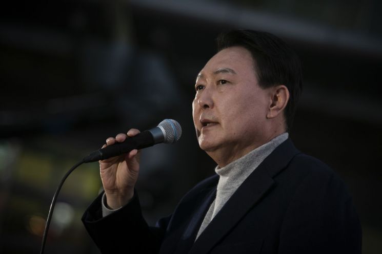 윤석열 국민의힘 대선 후보가 7일 저녁 경기 평택역 광장 유세 현장에서 지지를 호소하고 있다. [이미지출처=연합뉴스]