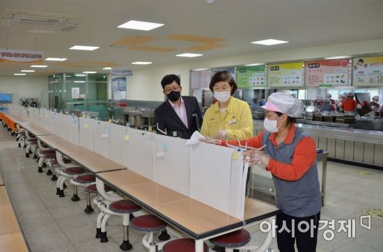 노옥희 울산 교육감이 중산초 급식실 방역 상태를 점검 중이다.