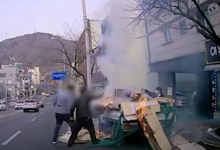 불타는 트럭 본 고교생은 편의점으로 뛰어들었다 … 소화기 빌려 불 끈 작은 영웅들