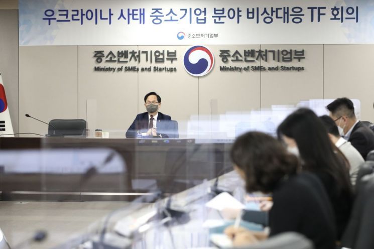 강성천 중소벤처기업부 차관이 7일 오전 정부세종청사에서 열린 우크라이나 사태 중소기업 분야 비상대응 TF회의에서 모두발언을 하고 있다.
