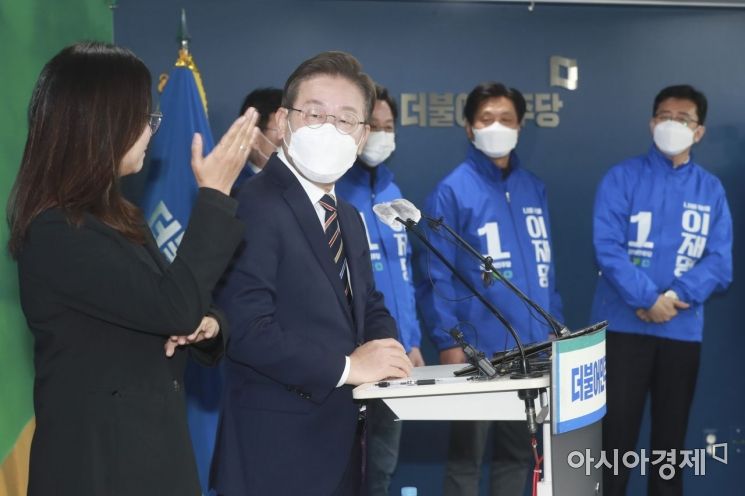 대선을 하루 앞둔 8일 이재명 더불어민주당 대선후보가 서울 여의도 중앙당사에서 '위기극복, 국민통합 특별 기자회견'을 갖고 있다./윤동주 기자 doso7@
