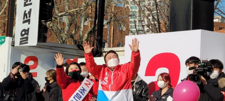 서울 서초구 갑 재보궐선거에 출마한 조은희 국민의힘 후보(왼쪽)와 윤석열 국민의힘 대선후보