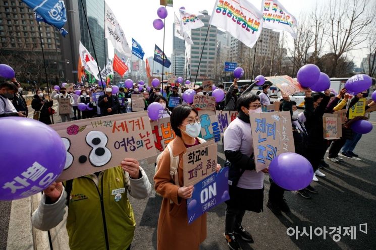 지난해 3월8일 서울 중구 시청역 앞에서 민주노총 및 시민단체 소속 관계자들이 세계여성의 날 행진에 참가하고 있다./강진형 기자aymsdream@