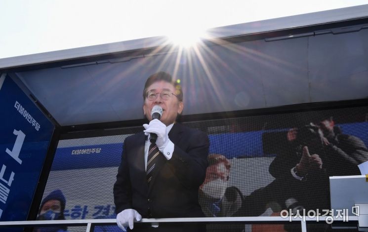 이재명 더불어민주당 대선 후보가 8일 경기도 고양시 일산시장 앞에서 열린 '고양시를 위해! 고양시만을 위해!' 고양 유세에서 지지를 호소하는 연설을 하고 있다./국회사진기자단