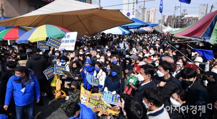 8일 경기도 고양시 일산시장 앞에서 열린 이재명 더불어민주당 대선 후보의 '고양시를 위해! 고양시만을 위해!' 고양 유세에 많은 시민들과 지지자들 참석, 환호하고 있다./국회사진기자단
