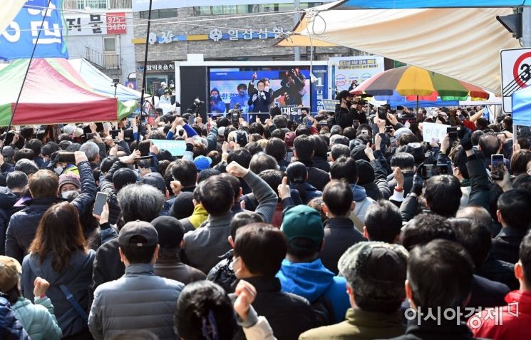 이재명 더불어민주당 대선 후보가 8일 경기도 고양시 일산시장 앞에서 열린 '고양시를 위해! 고양시만을 위해!' 고양 유세에서 지지를 호소하는 연설을 하고 있다./국회사진기자단
