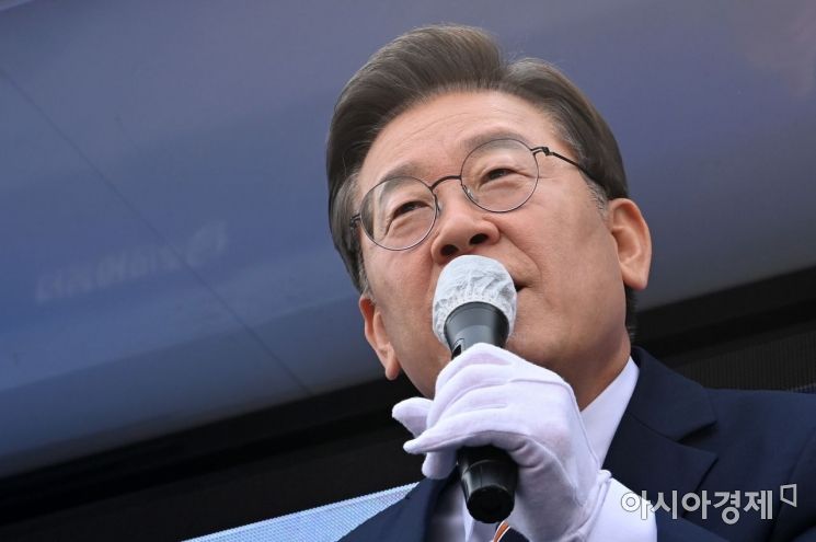 이재명 더불어민주당 대선 후보가 8일 경기도 고양시 일산시장 앞에서 열린 '고양시를 위해! 고양시만을 위해!' 고양 유세에서 지지를 호소하는 연설을 하고 있다./국회사진기자단