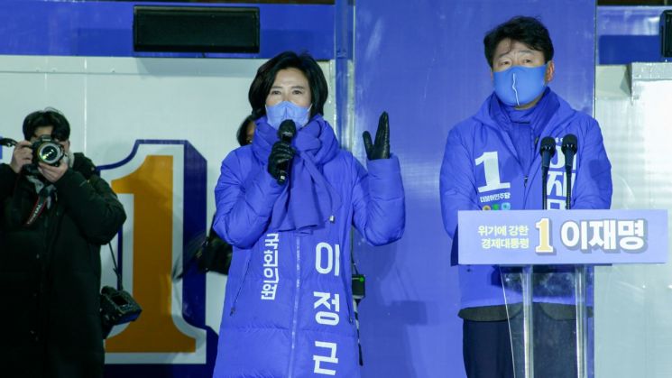 이정근 후보는 20대 대선 공식선거운동 첫날인 지난달 15일 서초구 강남고속버스터미널 인근에 마련된 연단에 올라 지지를 호소했다. 이날 이재명 민주당 대선 후보의 연설에 앞서 송영길 민주당 대표 등 주요인사들은 이 후보의 지지를 호소했다. 9일 대통령선거와 함께 치러지는 국회의원 재보궐선거에 출마한 이정근 더불어민주당 서초갑 후보가 거리에서 시민들에게 인사를 건네고 있다./사진출처=이정근 후보 및 305 Production