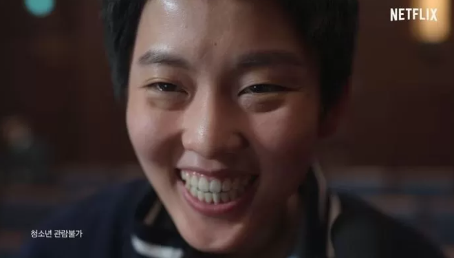 재판을 받던 한 촉법소년은 자신은 만 14세가 되지 않아 처벌 받을 수 없다며 웃어보였다. 사진=넷플릭스 '소년심판'캡처