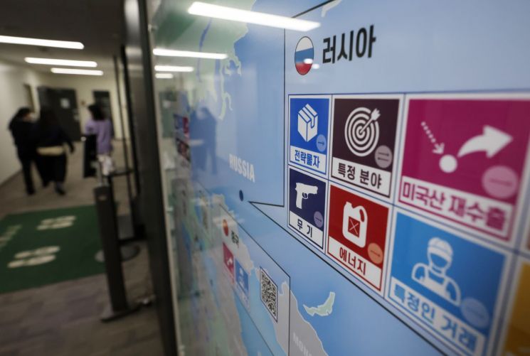 러시아 지원 벨라루스에 전략물자 등 수출통제
    (서울=연합뉴스) 홍해인 기자 = 7일 서울 강남구 전략물자관리원 국가별 제재 현황판에 러시아에 대한 제재 내용이 표시돼 있다. 
    정부는 6일 제12차 우크라이나 사태 비상 대응 태스크포스(TF) 회의를 열고 "벨라루스 공화국이 러시아의 우크라이나 침공을 실질적으로 지원하고 있다는 판단에 따라 오늘 벨라루스에 대해서도 수출 통제 조치를 시행하기로 결정했다"고 밝힌 바 있다.
    정부는 7일부로 전략물자 수출 제한, 우려거래자(2개) 지정을 추가 시행하며 비전략물자 통제도 러시아와 동일한 내용으로 이행할 예정이라고 밝혔다. 우려거래 지정 대상은 벨라루스 국방부 등 2곳이다. 2022.3.7
    hihong@yna.co.kr
(끝)


＜저작권자(c) 연합뉴스, 무단 전재-재배포 금지＞