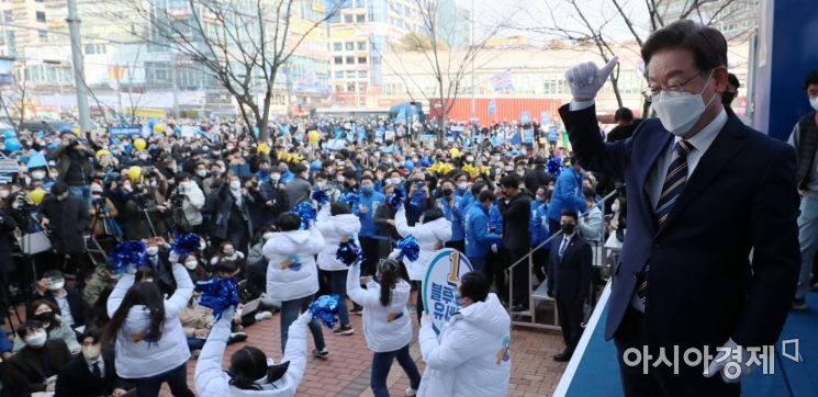 이재명 더불어민주당 대선 후보가 8일 인천 서구 롯데마트청라점 앞에서 열린 ‘이재명과 함께 날아올라 청라! 살고 싶은 인천!’ 집중 유세에서 지지자들 환호에 화답하고 있다.