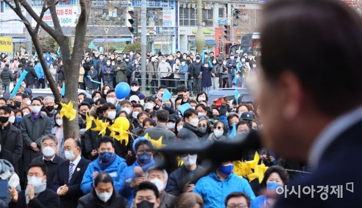 8일 인천 서구 롯데마트청라점 앞에서 열린 이재명 더불어민주당 대선후보 인천 집중유세에서 시민들과 지지자들이 진지한 표정으로 이 후보의 연설을 듣고 있다.