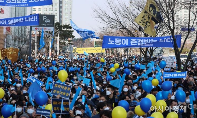 8일 인천 서구 롯데마트청라점 앞에서 열린 이재명 더불어민주당 대선후보 인천 집중유세에서 시민들과 지지자들이 진지한 표정으로 이 후보의 연설을 듣고 있다.