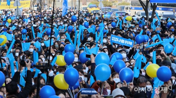 8일 인천 서구 롯데마트청라점 앞에서 열린 이재명 더불어민주당 대선후보 인천 집중유세에서 시민들과 지지자들이 진지한 표정으로 이 후보의 연설을 듣고 있다.