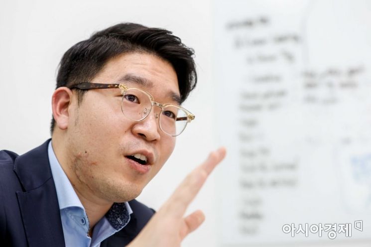 데이비드 김 플러그앤플레이 대표가 8일 서울 성동구 플러그앤플레이에서 인터뷰 하고 있다./강진형 기자aymsdream@