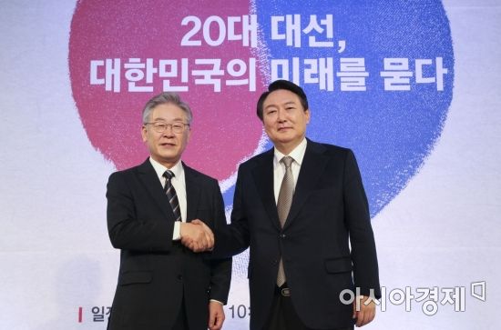 이재명 더불어민주당 대선 후보(왼쪽)와 윤석열 국민의힘 대선 후보가 인사를 나누고 있다. / 사진=국회사진기자단