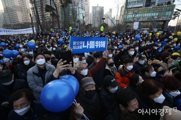 8일 서울 구로구 신도림역 앞에서 열린 이재명 더불어민주당 대선후보 유세현장에 많은 시민들과 지지자들이 이 후보를 응원하고 있다./윤동주 기자 doso7@