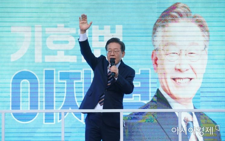 이재명 더불어민주당 대선후보가 8일 서울 구로구 신도림역 앞에서 열린 유세현장에서 지지를 호소하는 연설을 하고 있다./윤동주 기자 doso7@