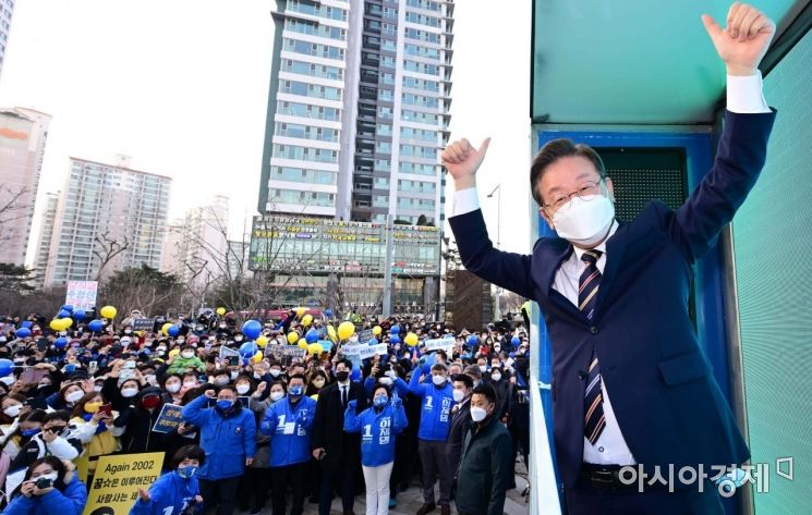 이재명 더불어민주당 대선후보가 8일 서울 구로구 신도림역 앞에서 열린 유세현장에서 지지를 호소하고 있다./윤동주 기자 doso7@