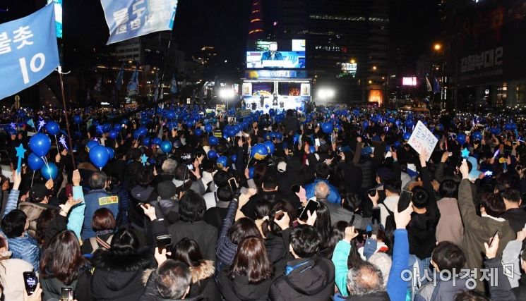 8일 서울 청계광장 일대에서 열린 이재명 더불어민주당 대선후보의 ‘국민의 꿈이 이재명의 꿈입니다’ 서울 집중 유세에 많은 시민들과 지지자들이 함께하고 있다./국회사진기자단