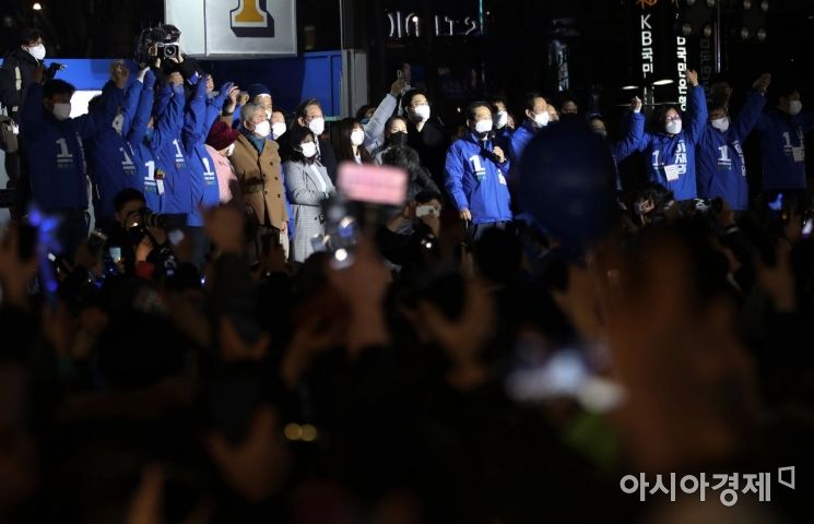 이재명 더불어민주당 대선후보가 8일 서울 청계광장 일대에서 열린 ‘국민의 꿈이 이재명의 꿈입니다’ 서울 집중 유세에서 이낙연 총괄선대위원장과 송영길 대표 등 참석자들과 상록수 노래를 합창하고 있다./국회사진기자단