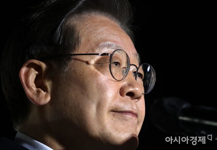 이재명 더불어민주당 대선후보가 8일 서울 청계광장 일대에서 열린 ‘국민의 꿈이 이재명의 꿈입니다’ 서울 집중 유세에서 지지를 호소하는 연설을 하고 있다./국회사진기자단