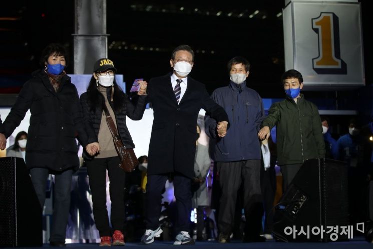 이재명 더불어민주당 대선후보가 8일 서울 청계광장 일대에서 열린 ‘국민의 꿈이 이재명의 꿈입니다’ 서울 집중 유세에서 응원 나온 초등학교 동창생들과 함께 인사하고 있다./국회사진기자단