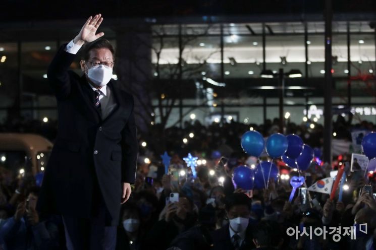 이재명 더불어민주당 대선후보가 8일 서울 청계광장 일대에서 열린 ‘국민의 꿈이 이재명의 꿈입니다’ 서울 집중 유세에서 지지를 호소하고 있다./국회사진기자단