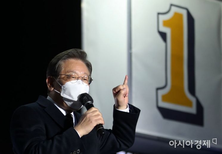 이재명 더불어민주당 대선후보가 8일 서울 청계광장 일대에서 열린 ‘국민의 꿈이 이재명의 꿈입니다’ 서울 집중 유세에서 지지를 호소하는 연설을 하고 있다./국회사진기자단