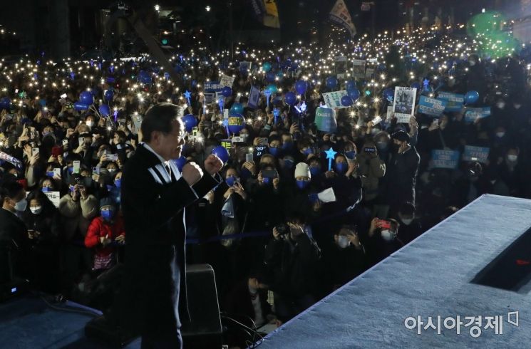 이재명 더불어민주당 대선후보가 8일 서울 청계광장 일대에서 열린 ‘국민의 꿈이 이재명의 꿈입니다’ 서울 집중 유세에서 지지를 호소하고 있다./국회사진기자단