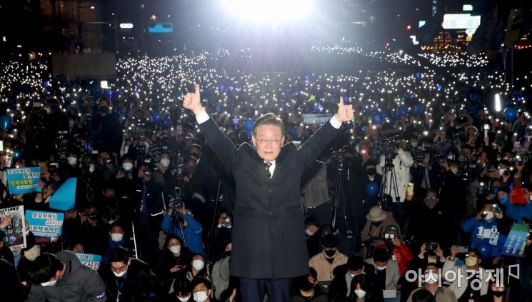 이재명 더불어민주당 대선후보가 8일 서울 청계광장 일대에서 열린 ‘국민의 꿈이 이재명의 꿈입니다’ 서울 집중 유세에서 지지를 호소하고 있다./국회사진기자단