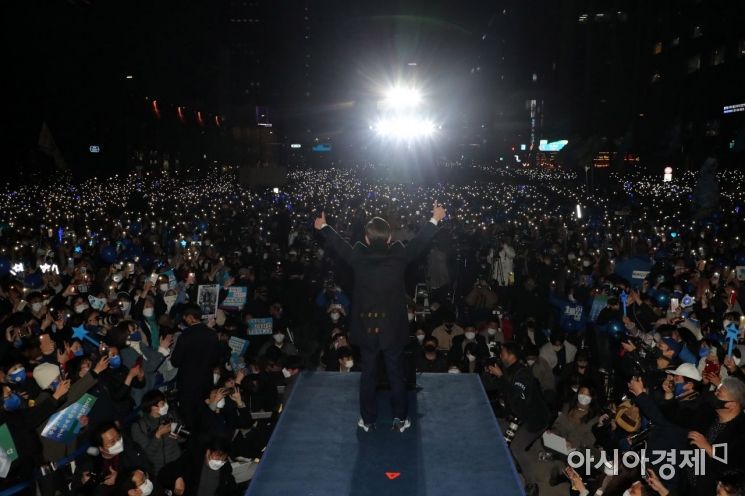 이재명 더불어민주당 대선후보가 8일 서울 청계광장 일대에서 열린 ‘국민의 꿈이 이재명의 꿈입니다’ 서울 집중 유세에서 지지를 호소하고 있다./국회사진기자단