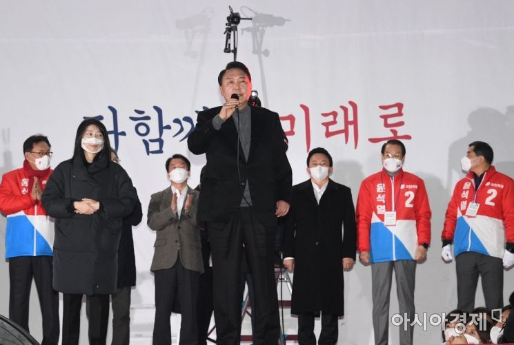 윤석열 국민의힘 대선후보가 8일 서울광장 열린 마지막 유세에서 지지를 호소하는 연설을 하고 있다./국회사진기자단