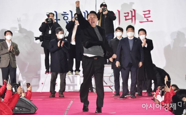 윤석열 국민의힘 대선후보가 8일 서울광장 열린 마지막 유세에서 어퍼컷 세러머니를 날리며 지지를 호소하고 있다./국회사진기자단