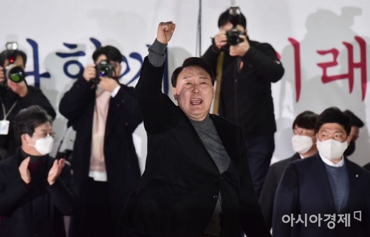 윤석열 국민의힘 대선후보가 8일 서울광장 열린 마지막 유세에서 어퍼컷 세러머니를 날리며 지지를 호소하고 있다./국회사진기자단