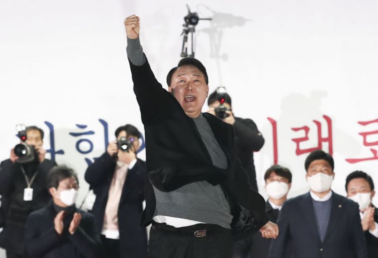[윤석열 당선]특수부 검사 출신…부친 영향으로 한은 입행 꿈꾸기도