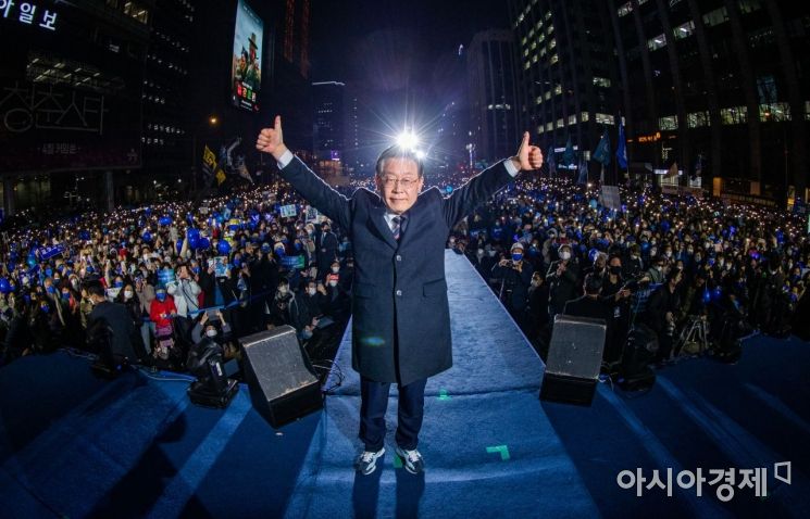 이재명 더불어민주당 대선후보가 8일 서울 청계광장 일대에서 열린 ‘국민의 꿈이 이재명의 꿈입니다’ 서울 집중 유세에서 지지를 호소하고 있다./국회사진기자단