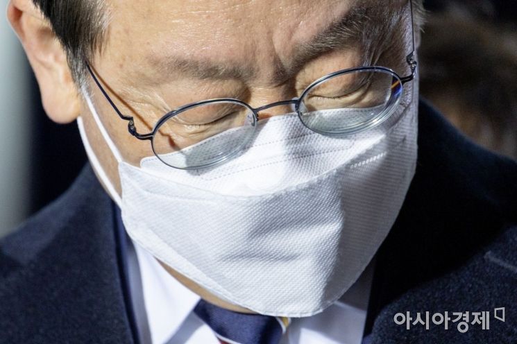 이재명 더불어민주당 대선후보가 8일 서울 청계광장 일대에서 열린 ‘국민의 꿈이 이재명의 꿈입니다’ 서울 집중 유세에서 상록수 노래 합창 중 눈물을 흘리고 있다./국회사진기자단