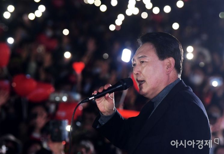 윤석열 국민의힘 대선후보가 8일 서울광장 열린 마지막 유세에서 지지를 호소하는 연설을 하고 있다./국회사진기자단