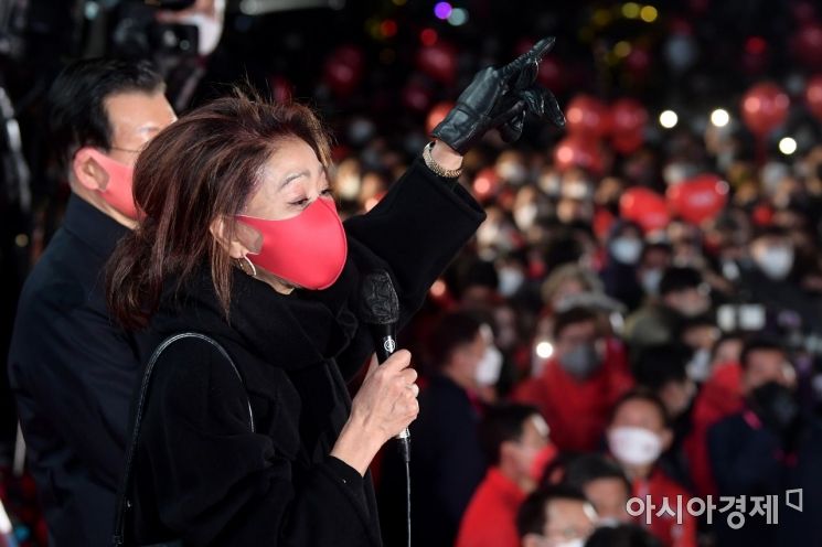 앞서 김부선은 제20대 대통령 선거 공식 선거운동 마지막 유세 현장에서 윤석열 당시 국민의힘 후보 지지를 선언하며 찬조연설자로 나선바 있다. 또 그는 윤 대통령 취임식에도 참석하기도 했다. 국회사진기자단