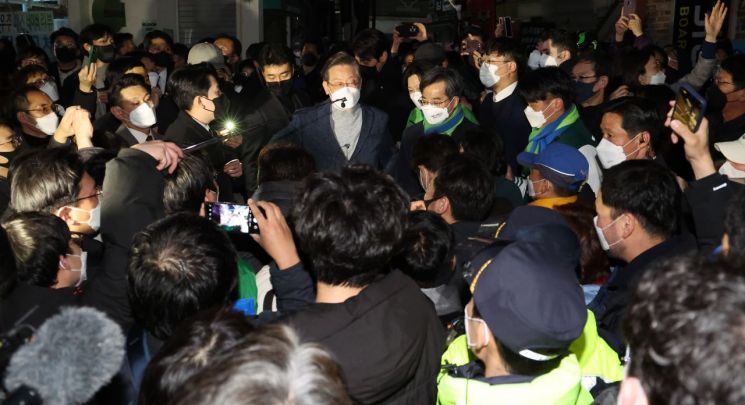 [현장in] 이재명, 홍대 거리 마지막 유세에서 "선거 후 다함께 손잡고 살아야…尹도 수고했다" 민심통합 강조 